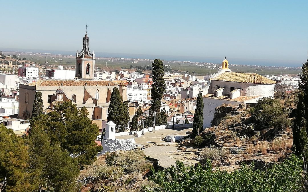 UN RATITO A PIE Y OTRO CAMINANDO